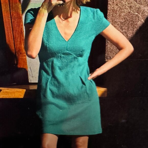 Boden Dresses & Skirts - Like new BODEN Seersucker Jersey Tea Dress in Bright Emerald Size 8R